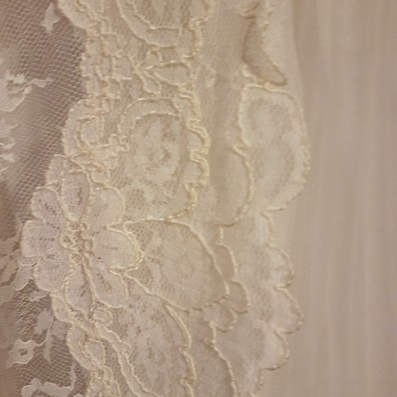 RARE! SALE!!  was $599 Pristine White Vintage Lace Wedding Gown - Picture 2 of 9